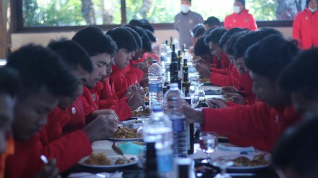 Timnas Indonesia U-19 sedang menyantap makanan di Spanyol.