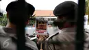 Massa membawa poster bertuliskan ‘Ayo Bongkar Obral Aset BPPN’ saat berdemo di depan Kejaksaan Agung, Jakarta, Rabu (2/9/2015). Massa menuntut penuntasan perampokan aset BPPN tahun 2003 yang merugikan negara ratusan triliun. (Liputan6.com/Yoppy Renato)
