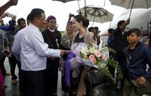 Senyum Angelina Jolie sapa pengungsi etnis Kachin di Myanmar