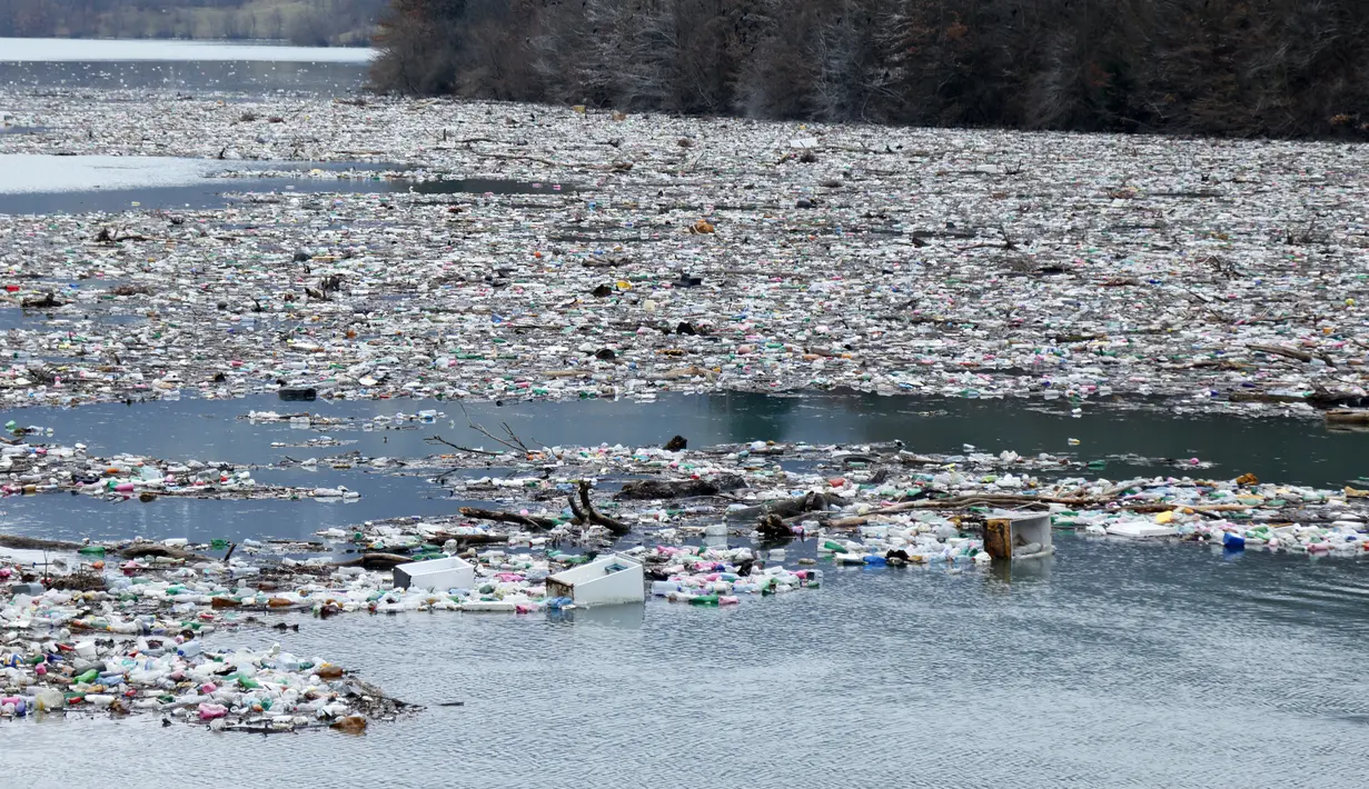 Botol plastik dan sampah lainnya mengapung di danau Potpecko dekat Priboj, di barat daya Serbia, Kamis (12/1/2023). Serbia dan negara-negara Balkan lainnya kewalahan oleh sampah komunal setelah beberapa dekade diabaikan dan kurangnya kebijakan pengelolaan limbah yang efisien di negara-negara yang bercita-cita untuk bergabung dengan Uni Eropa. (AP Photo/Marjan Vucetic)