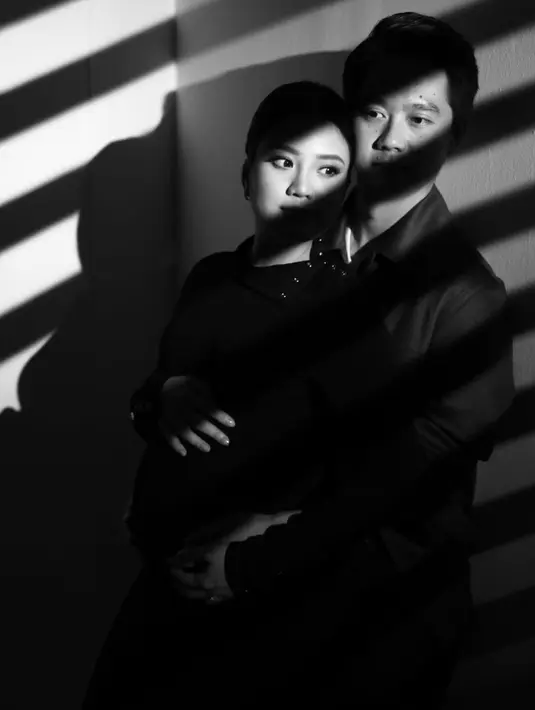 Berpose mesra sambil memegang perut yang makin besar. Sebelumnya, keduanya juga membagikan maternity shoot romantis di beberapa negara termasuk Paris. [Instagram/valenciatanoe]