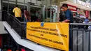 Dinas P2B Tata Kota kembali melakukan penyegelan terhadap Mal Tebet Green terkait sertifikat Surat Layak Fungsi (SLF), Jakarta, Kamis (5/3/2015). Penyegelan ini merupakan peringatan ketiga untuk mal Tebet Green. (Liputan6.com/Yoppy Renato)