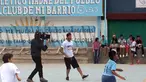 Bintang Sepak Bola David Beckham bermain bola bersama anak-anak untuk pembuatan film Dokumenter di Buenos Aires, Senin (9/11/2015).  (AFP Photo/FIXER-ARGENTINA/Macarena Galiardi)
