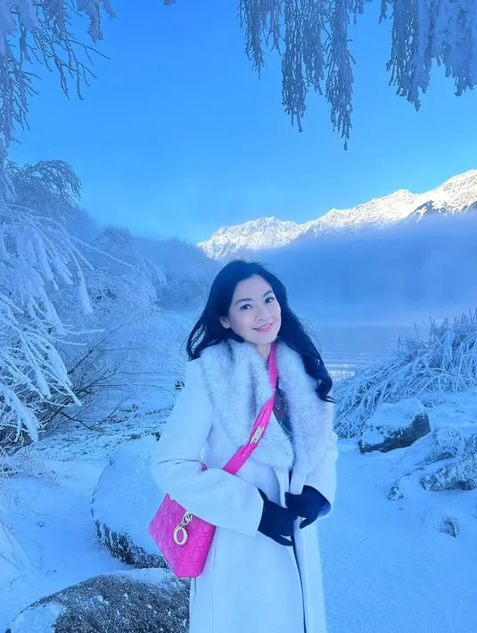 Titi Kamal memukau dengan long coat yang dihiasi detail fur pada kerahnya. Sentuhan fur memberikan kesan mewah yang tak berlebihan, sementara potongan coat yang panjang menciptakan siluet elegan. [@titi_kamall]
