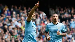 Penyerang Manchester City, Sergio Aguero (kiri) melakukan selebrasi bersama bek Aleksandar Kolarov usai mencetak gol saat Laga Liga Premier Inggris di Etihad Stadium, Minggu (10/5/2015). Manchester City menang 6-0 atas QPR. (Reuters/Andrew Yates)