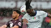 Pemain Torino, Che Adams, dan pemain Inter Milan, Yann Bisseck, berebut bola dalam laga giornata 36 Serie A Liga Italia 2024/2025, Minggu (11/5/2025). Inter Milan menang 2-0 aas Torino dalam pertandingan ini. (Spada/LaPresse via AP)