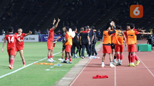 Foto: Mengharukan! Ekspresi Kebahagiaan Pemain dan Ofisial Timnas Indonesia setelah Menyegel Medali Emas SEA Games 2023