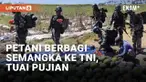 Media sosial belakangan dibuat haru oleh momen kerukunan antara petani dan prajurit TNI. Dalam video yang viral, sejumlah prajurit TNI terekam menyusuri perkebunan dalam rangka latihan. Prajurit tiba-tiba disuguhi buah semangka oleh petani.