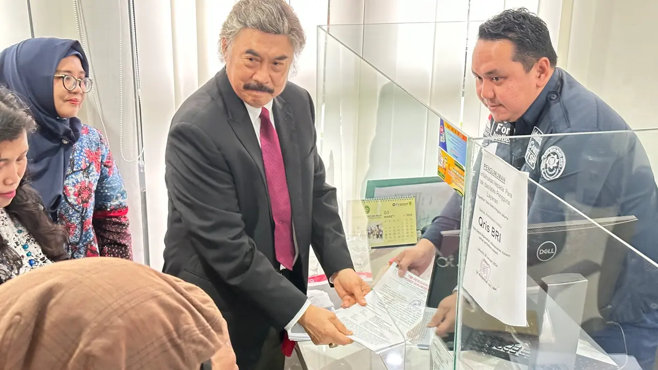 Partai Demokrasi Indonesia Perjuangan (PDIP) diwakili Ketua Tim Hukum Gayus Lumbuun menggugat KPU ke PTUN Jakarta Timur, Selasa (2/4/2024).