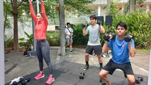 Luna Maya, Kevin Austin, dan Maxime Bouttier mengikuti HIIT di Uniqlo In Motion 2026 yang digelar di Senayan Park, Jakarta, Sabtu (9/5/2026). (Bola.com/Hery Kurniawan)