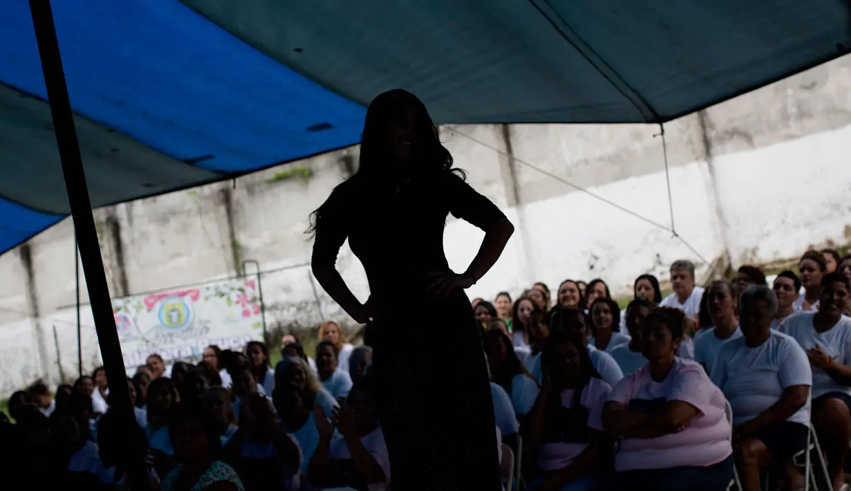 Peserta narapidana wanita berpose saat kontes kecantikan tahunan di penjara Talavera Bruce, Brasil, (23/11). Kontes ini untuk mendorong harga diri, melawan kemalasan dan mempromosikan integrasi di kalangan wanita tahanan. (AP Photo/Silvia Izquierdo)