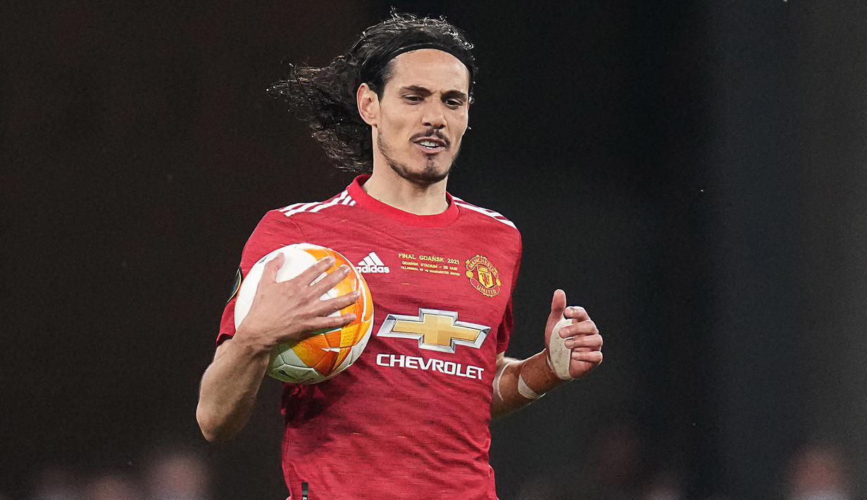 Edinson Cavani. Manchester United merekrutnya dari PSG di deadline day musim panas 2020/2021 yang di luar kebiasaan ditutup pada 5 Oktober akibat sempat dihentikannya kompetisi di Eropa akibat wabah COVID-19. Total 17 gol telah dicetaknya dalam 40 laga hingga kini. (Foto: AFP/Pool/Michael Sohn)