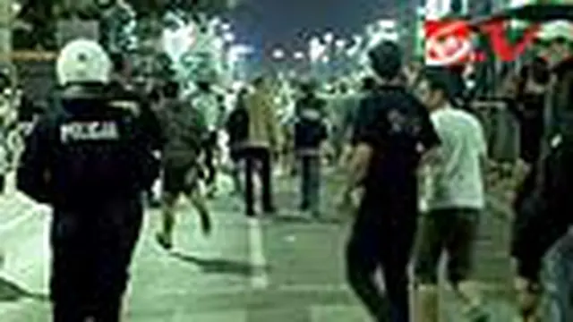 Polisi Antihuru-hara Berjaga-jaga di Warsawa