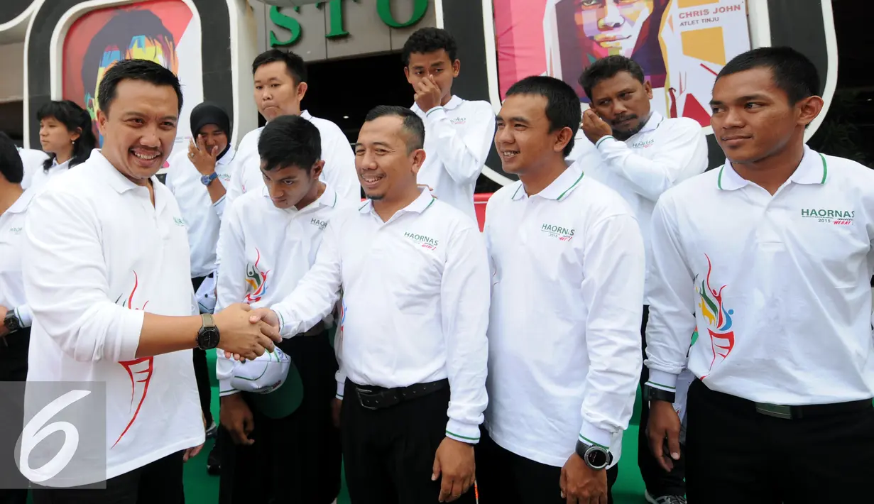 Menpora, Imam Nahrawi (kiri) bersalaman dengan sejumlah atlit berkebutuhan khusus jelang perayaan Hari Olahraga Nasional ke-32 di Istora Senayan Jakarta, Rabu (9/9/2015). (Liputan6.com/Helmi Fithriansyah) 