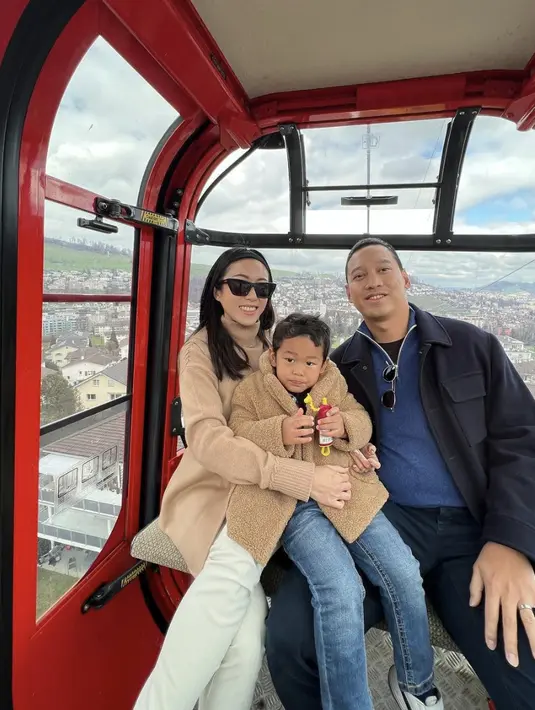 Akrab dipanggil Linguling, gaya fashionnya selalu stylish dan berkelas. Ia tidak banyak menampilkan gaya yang berlebiha. Semua fashion item dielaborasi hadirkan gaya yang begitu menawan. [Foto: Instagram/ Linguling]