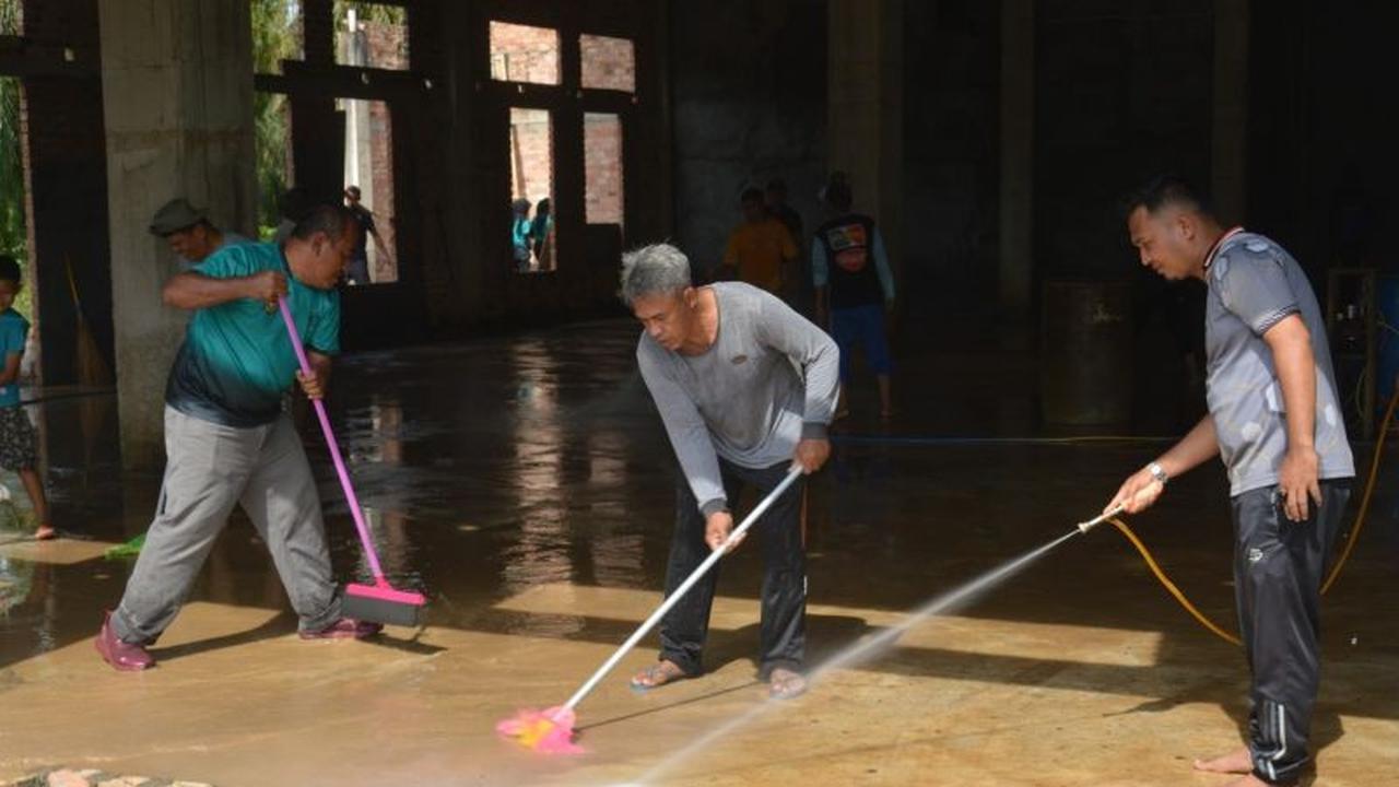 Pegawai Lapas Muara Sabak Gelar Aksi Bersih Rumah Ibadah Jelang Ramadhan