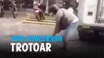 ISTRINYA JATUH, PRIA HANCURKAN TROTOAR PAKAI PALU