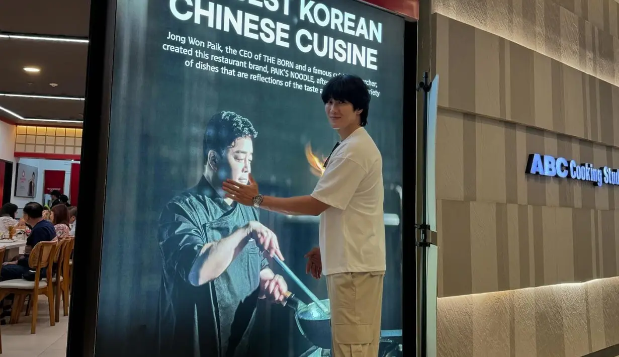 <p>Dia berfoto di sebuah restoran Korea terkenal di Jakarta. Diduga dia menyempatkan diri makan malam di sana. (Foto: Instagram/ bohyunahn)</p>