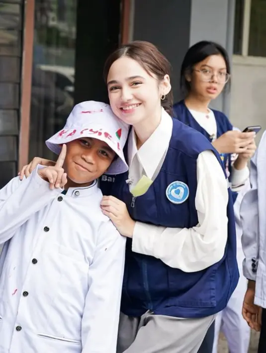 Syifa Hadju tampak memesona dengan tampilan flawlessnya kala rayakan ulang tahun di panti asuhan. [Foto: Instagram/ Syifa Hadju]