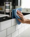 Tips Membersihkan Backsplash Dapur (AI generated)