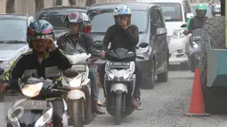 Sejumlah pengendara melintas di Jalan TB Simatupang, Jakarta, Kamis (20/10). Peninggian Jalan TB Simatupang menyebabkan jalan menjadi penuh debu. (Liputan6.com/Immanuel Antonius)