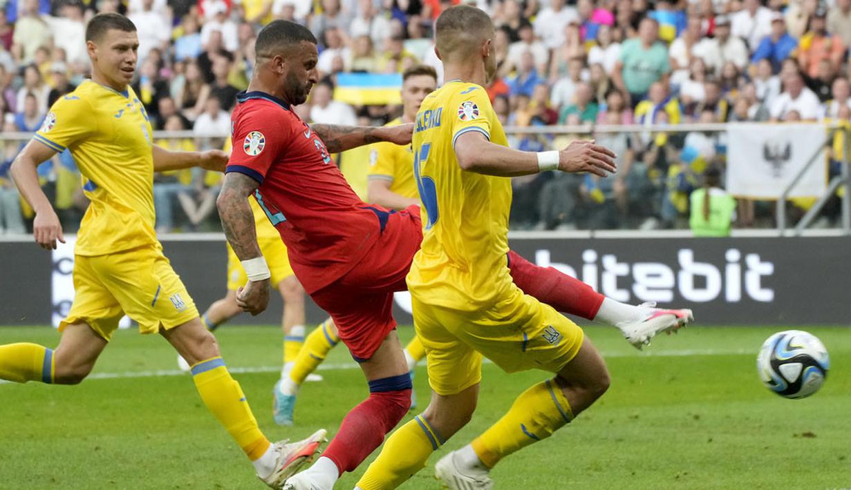 Pemain Inggris Kyle Walker mencetak gol ke gawang Ukraina pada matchday kelima Grup C Kualifikasi Euro 2024 di Tarczynski Arena, Polandia, Minggu (10/9/2023). (AP Photo/Czarek Sokolowski)