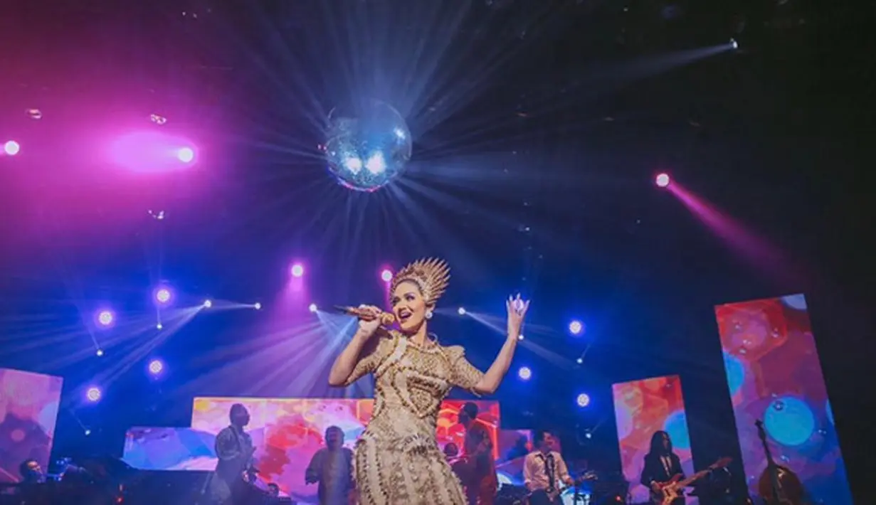 "Wahh...mba..seorang diva lg konser di negara muslim malaysia hrsnya bs jaga kehormatan dan menghargai adab di negara sana malaysia.." tulis silviashinta168. (Instagram/krisdayantilemos)