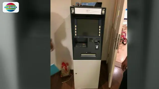 Mesin tersebut ditemukan teronggok di kamar pelaku di kawasan Menteng, Jakarta Pusat, beserta sejumlah mesin EDC dan sejumlah kartu ATM nasabah.