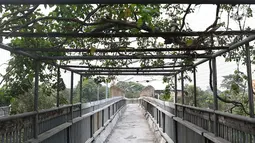 Suasana jembatan penyeberangan orang tanpa atap dan tidak terawat di Jalan TB Simatupang, Jakarta, Rabu (10/10). Kondisi tersebut menyebabkan JPO terkesan kumuh serta mengurangi kenyamanan pejalan kaki. (Liputan6.com/Immanuel Antonius)