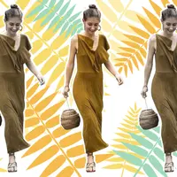 Penampilan terlihat cute ketika memakai straw tote bag ala street styler. (Image: twoeggs.com. DI: Muhammad Iqbal Nurfajri)