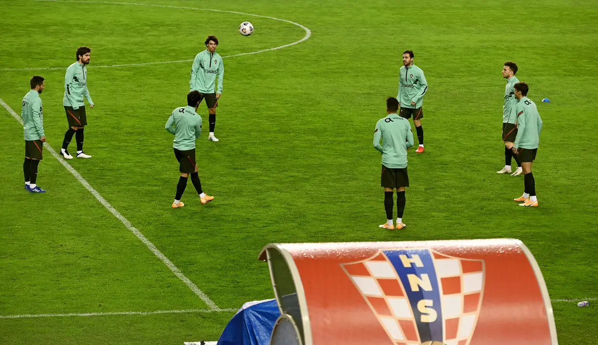 Para pemain Portugal mengambil bagian dalam sesi latihan tim di stadion Poljud di Split (16/11/2020). Portugal akan bertanding melawan Kroasia pada UEFA Nations League 2020 di Stadion Poljud, Split. (AFP/Denis Lovrovic)