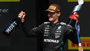 Pembalap Mercedes, George Russell, finis di podium utama Formula 1 GP Kanada 2025 yang berlangsung di Sirkuit Gilles-Villeneuve, Senin (16/6/2025) dini hari WIB. (CLIVE ROSE / GETTY IMAGES NORTH AMERICA / Getty Images via AFP)