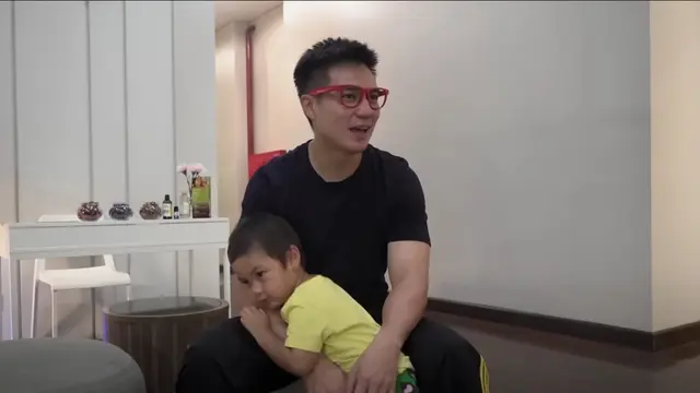 Baim Wong saat diserbu massa begitu pertama kali berkunjung ke Sudirman bersama Kiano untuk menemui pentolan Citayam Fashion Week. (Foto: YouTube/Baim Paula)