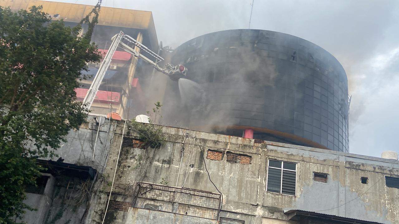 Begini Kondisi Glodok Plaza Usai Kebakaran Padam, Asap Hitam Pekat masih Mengepul
