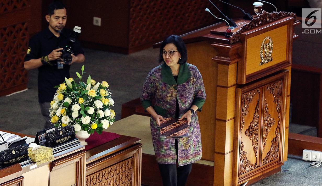 Menteri Keuangan Sri Mulyani saat akan menyampaikan tanggapan pemerintah atas pandangan DPR terhadap Rancangan Undang-Undang Tentang Pertanggungjawaban Atas Pelaksanaan APBN (P2APBN) Tahun Anggaran 2018 di Gedung Nusantara II, Jakarta, Selasa (16/7/2019). (Liputan6.com/JohanTallo)