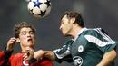 Gelandang Manchester United, Cristiano Ronaldo, duel udara dengan bek Panthinaikos, Ioannis Goumas, pada laga Liga Champions di Athena, Yunani, Rabu (23/11/2003). (AFP/Aris Messinis)