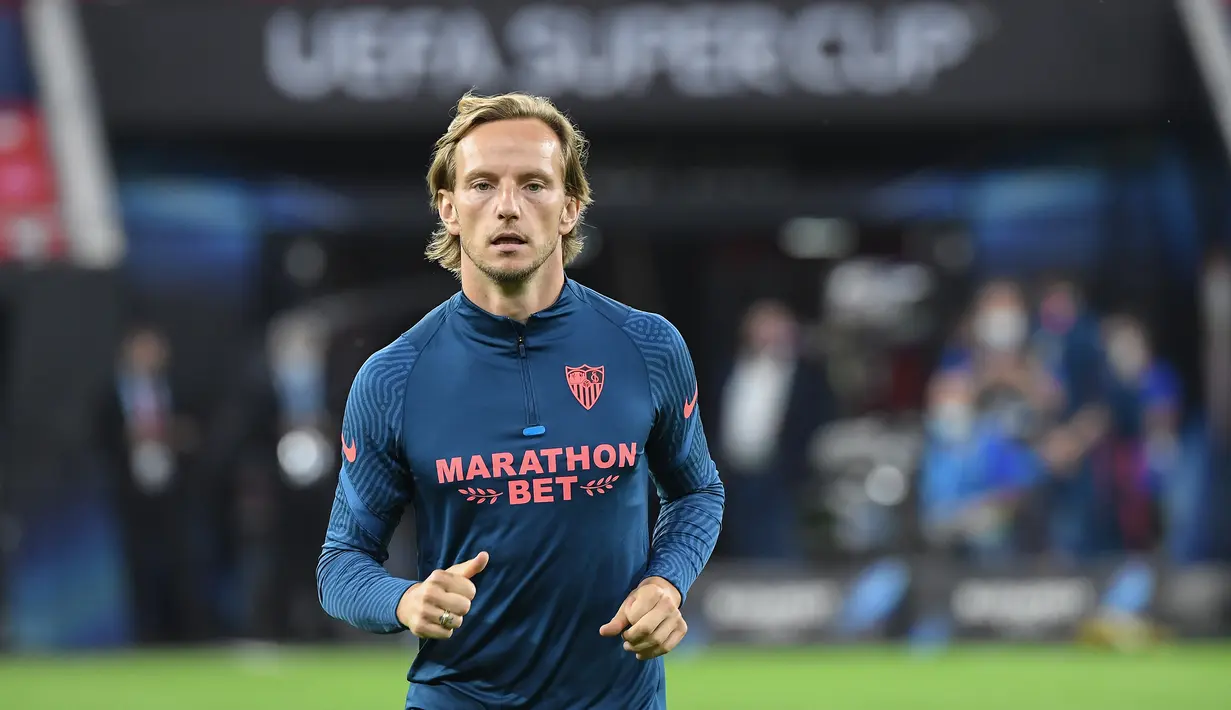 3. Ivan Rakitic - Pemain asal Kroasia ini kembali ke Sevilla usai berpetualang selama 6 musim di Barcelona. Laga menghadapi Bayern Munchen dipastikan akan menjadi momen pembuktian comeback Ivan Rakitic di musim ini. (AFP/Attila Kisbenedek)