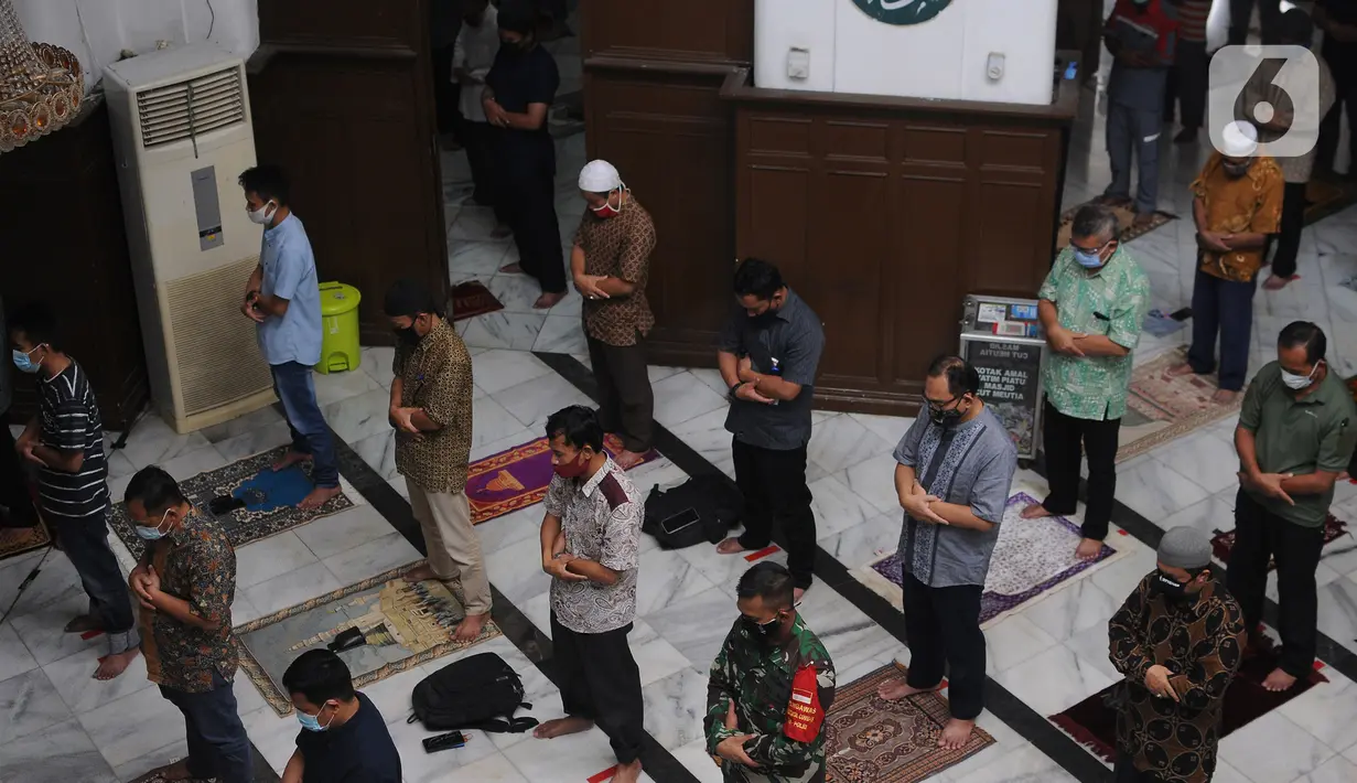 Warga melaksanakan Salat Jumat dengan menjaga jarak fisik di Masjid Cut Meutia, Jakarta, Jumat (16/10/2020). Pelaksanaan salat Jumat sesuai dengan aturan pemberlakuan pelaksanaan kegiatan di tempat ibadah pada masa PSBB transisi. (Liputan6.com/Herman Zakharia)