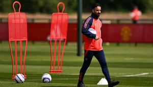 Pelatih kepala Manchester United asal Portugal, Ruben Amorim, memimpin sesi latihan tim di Kompleks Latihan Carrington di Manchester, Inggris barat laut, pada 14 Mei 2025 dalam sesi media menjelang final Liga Europa UEFA melawan Tottenham Hotspur. Final Liga Europa UEFA akan berlangsung pada 21 Mei di Bilbao. (Oli SCARFF/AFP)