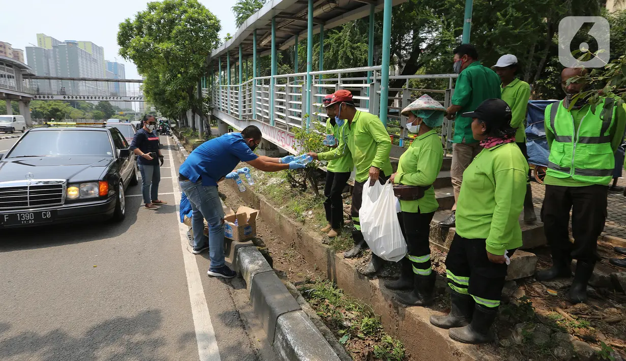Komunitas Mercy Boxer Lis Betjak Indonesia dan Wija Truss memberikan bantuan berupa nasi box kepada warga yang terdampak Covid-19 di Kemayoran, Jakarta, Sabtu (18/4/2020). Sebanyak 175 nasi box dan 50 paket sembako disalurkan kepada masyarakat yang membutuhkan. (Liputan6.com/Fery Pradolo)