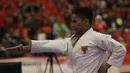 Ahmad Zigi Zaresta saat partai final Junior Kata berhasil mengalahkan wakil Spanyol, Xabier Pereda Elorduy pada Kejuaraan Dunia Karate Junior, Cadet dan U-21 di ICE, BSD, Tangerang, Kamis (12/11/2015). (Bola.com/Vitalis Yogi Trisna)