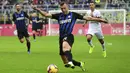 Gelandang Inter Milan, Ivan Perisic, menggiring bola saat melawan Cagliari pada laga Serie A Italia di Stadion San Siro, Milan, Sabtu (3/11). Inter menang 5-0 atas Cagliari. (AFP/Miguel Medina)