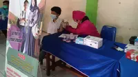 Pelajar SMP-SMA Madani Depok mengikuti vaksinasi massal, yang digelar oleh KESMKI-Mabes Polri dalam program Vaksin Merdeka Presisi (Dok. Humas KESMKI / Nefri Inge)