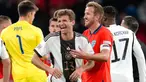 Pemain Jerman Thomas Muller tertawa dengan pemain Inggris Harry Kane pada akhir pertandingan sepak bola UEFA Nations League di Stadion Wembley, London, Inggris, 26 September 2022. Pertandingan berakhir imbang 3-3. (AP Photo/Kirsty Wigglesworth)