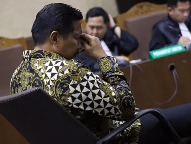 Terdakwa penerima gratifikasi terkait kerjasama jasa pelayaran, Bowo Sidik Pangarso menyimak pembacaan amar putusan saat sidang di Pengadilan Tipikor Jakarta, Rabu (4/12/2019). Bowo divonis 5 tahun penjara dan denda Rp 250 juta subsider 4 bulan kurungan. (Liputan6.com/Helmi Fithriansyah)