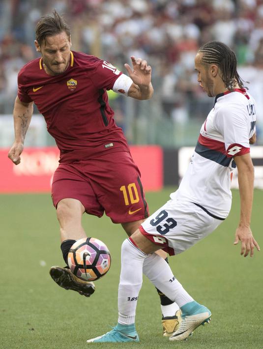 Legenda AS Roma, Francesco Totti, beraksi melawan Genoa pada laga terakhirnya bersama Serigala Roma di Stadion Olimpico, Roma, Minggu (28/5/2017). Selama 25 tahun Totti berkarier di AS Roma. (EPA/Claudio Peri)