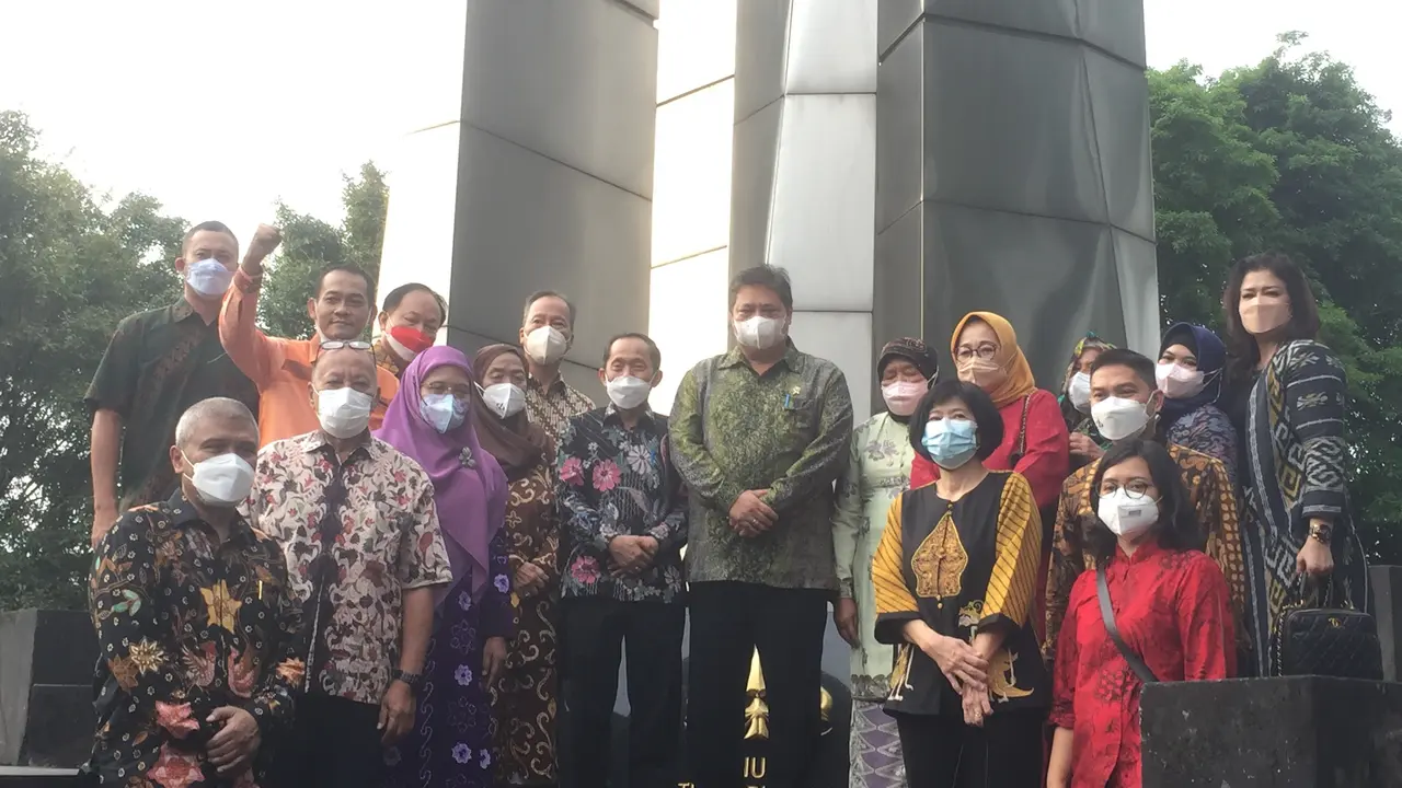 Menteri Koordinator Perekonomian Airlangga Hartarto didampingi oleh Menteri Perindustrian Agus Gumiwang hadir di Universitas Trisakti di Jakarta, Selasa (26/4/2022)..