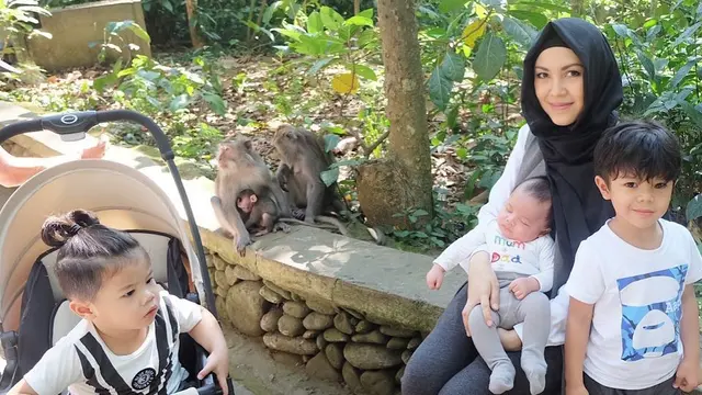 Ratna Galih Mengurus Anak-Anaknya