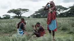 Suku Masaai mempersiapkan diri untuk mengikuti kompetisi Olimpiade Maasai 2018 di Kimana, dekat perbatasan Kenya dengan Tanzania (15/12). Olimpiade Maasai ini untuk menghentikan berburu singa. (AFP Photo/Yasuyoshi Chiba)