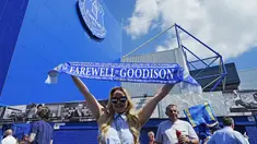 Seorang pendukung Everton berpose dengan membentangkan syal bertuliskan "Perpisahan untuk Goodison" menjelang laga lanjutan Liga Inggris 2024/2025 melawan Southampton di Goodison Park, Liverpool, Inggris, Minggu (18/05/2025) waktu setempat. Ini merupakan momen terakhir laga kandang Everton di stadion tersebut. (AP Photo/PA/Peter Byrne)
